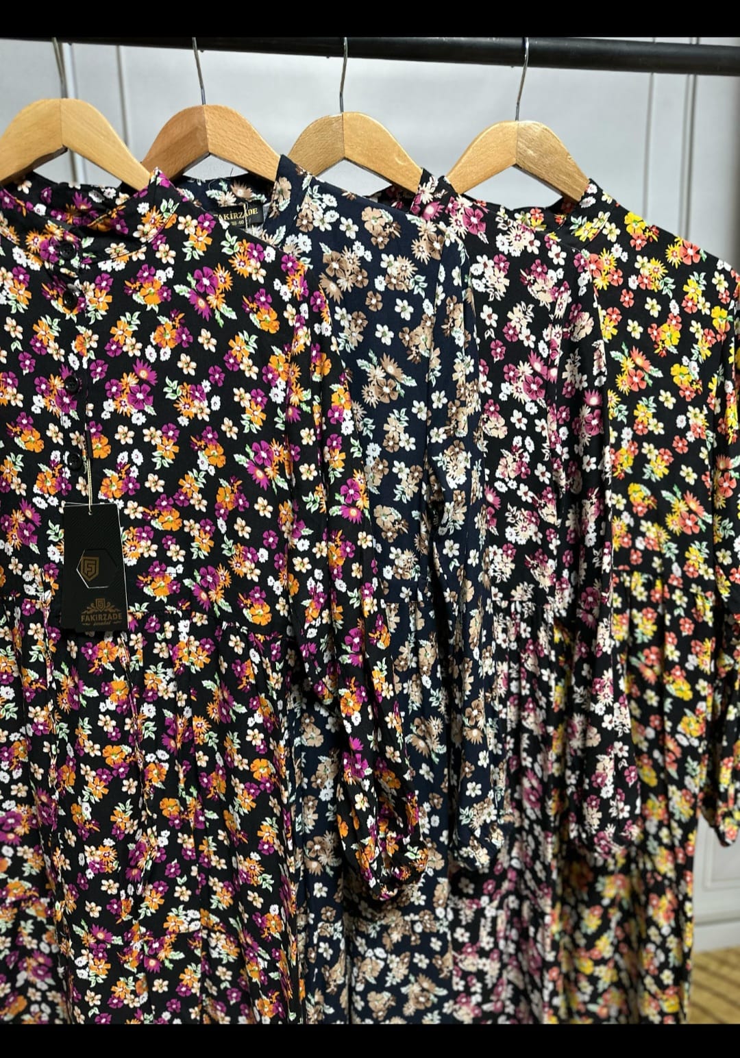 FİLİZ – Blumiges Maxi-Kleid mit Knopfleiste