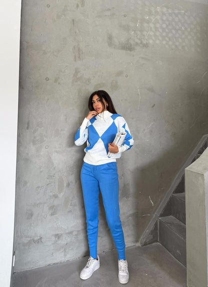 Zweiteiler aus Pullover und Hose