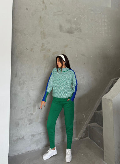 Zweiteiler aus Pullover und Hose