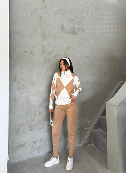 Zweiteiler aus Pullover und Hose